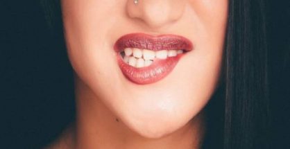 Điềm báo cắn môi: Tốt hay xấu? Đánh con gì?