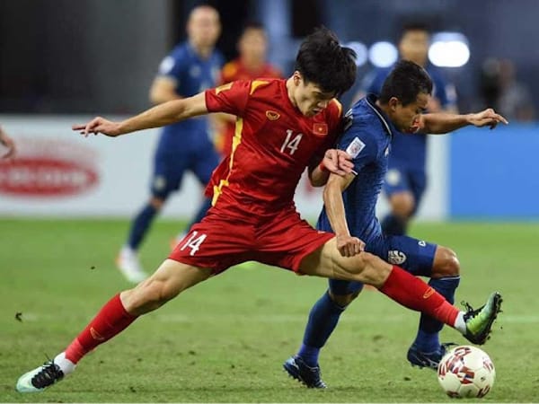 Các tuyển thủ của Việt Nam và Thái Lan có trận đấu tranh tài tại chung kết giải đấu bóng đá lớn nhất Đông Nam Á AFF Cup