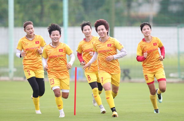 Đội tuyển nữ Việt Nam luyện tập giữa trời nắng nóng