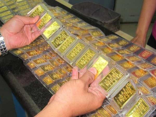 Nên mua vàng miếng SJC hay PNJ để đầu tư?