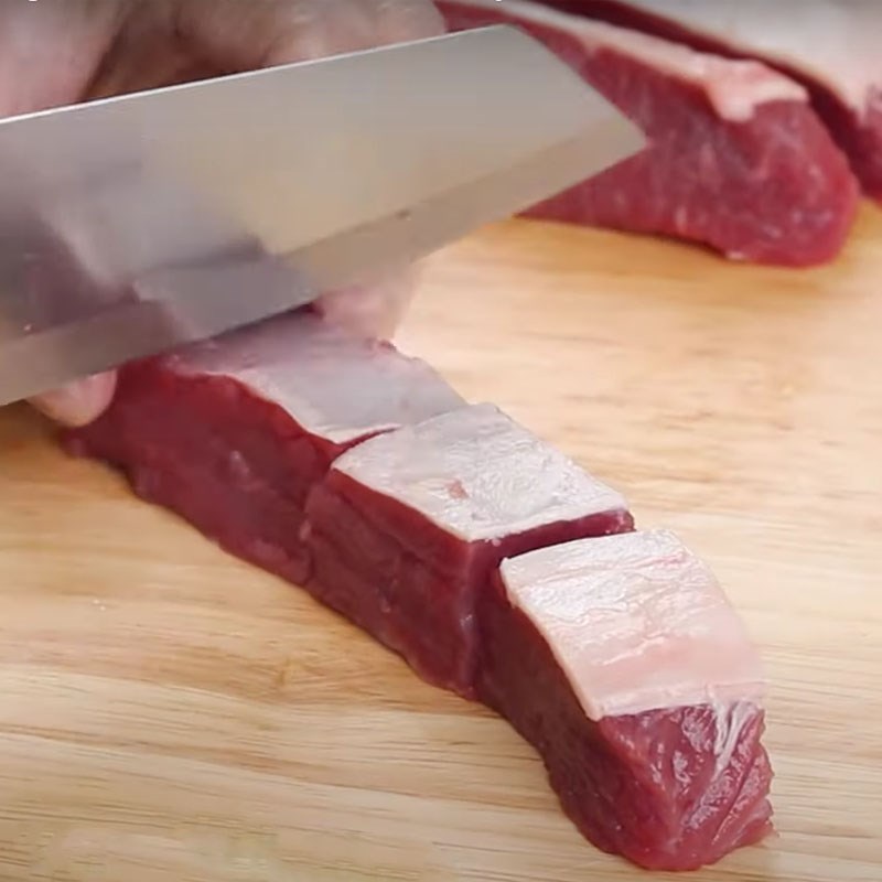 Ướp thịt bò với gia vị