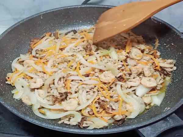 Sơ chế và làm nhân bánh