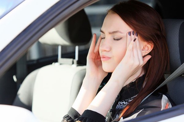 Hướng mắt về phía chân trời hoặc điểm xa