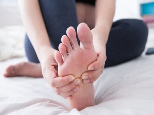 Massage và ngâm chân bằng nước ấm