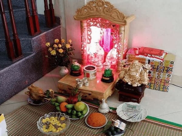 Nên hay không nên đặt bàn thờ Thần Tài dưới cầu thang?