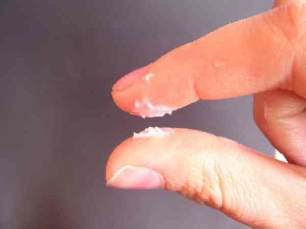 Tinh dịch loãng hoặc vón cục là dấu hiệu tinh trùng yếu